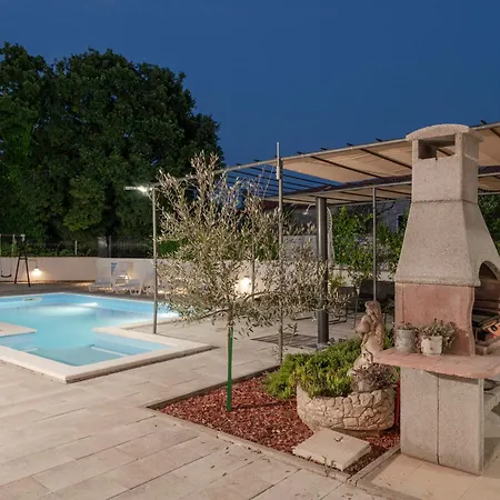 Summer House Nina * Pavicini