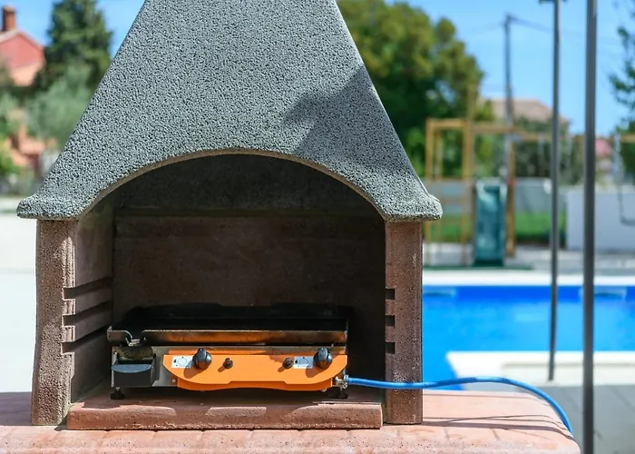 Summer House Nina Pavicini