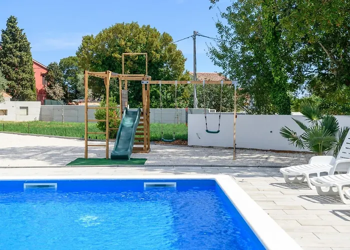 Summer House Nina Pavicini